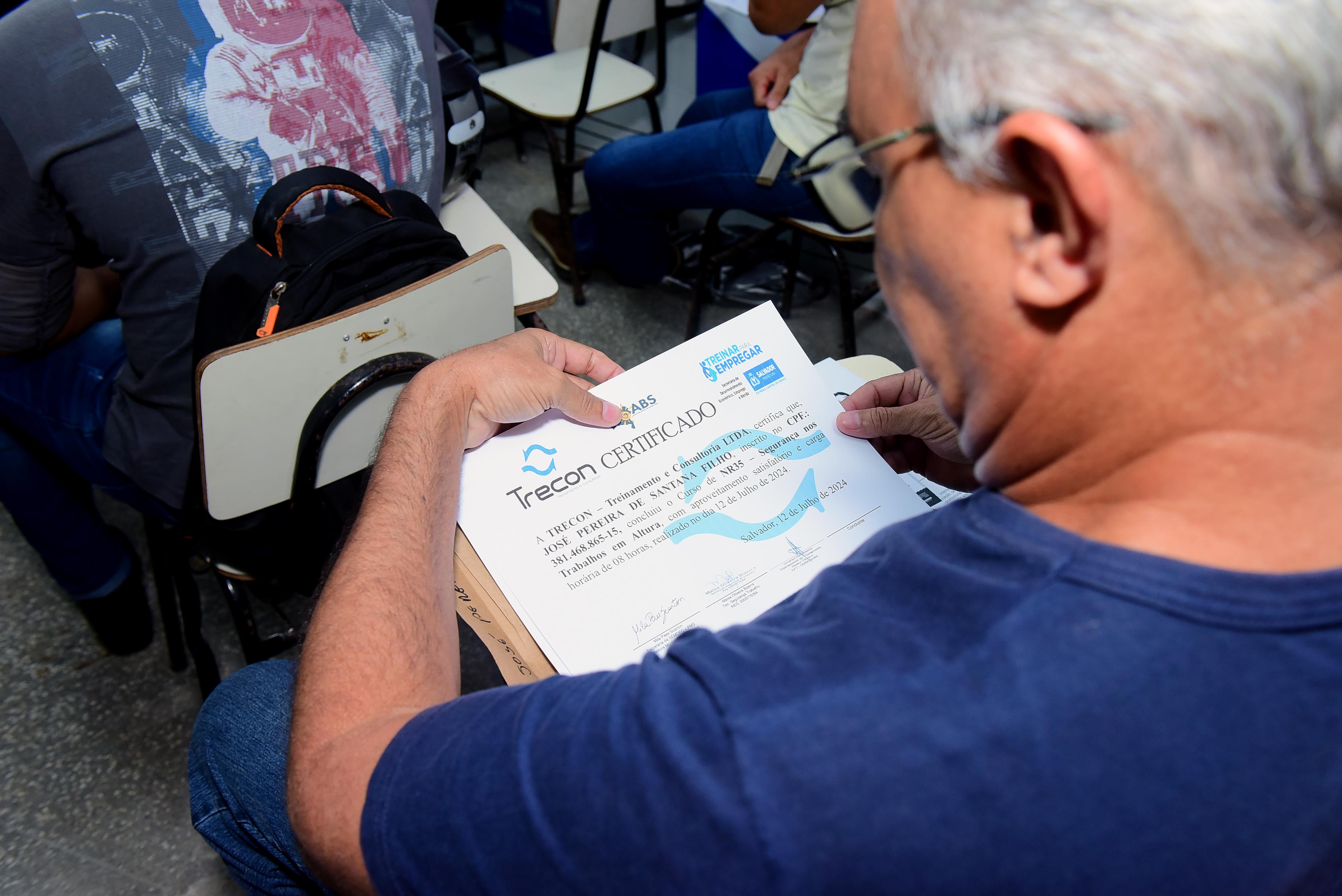 Treinar para Empregar forma nova turma de montadores de sistemas fotovoltaicos