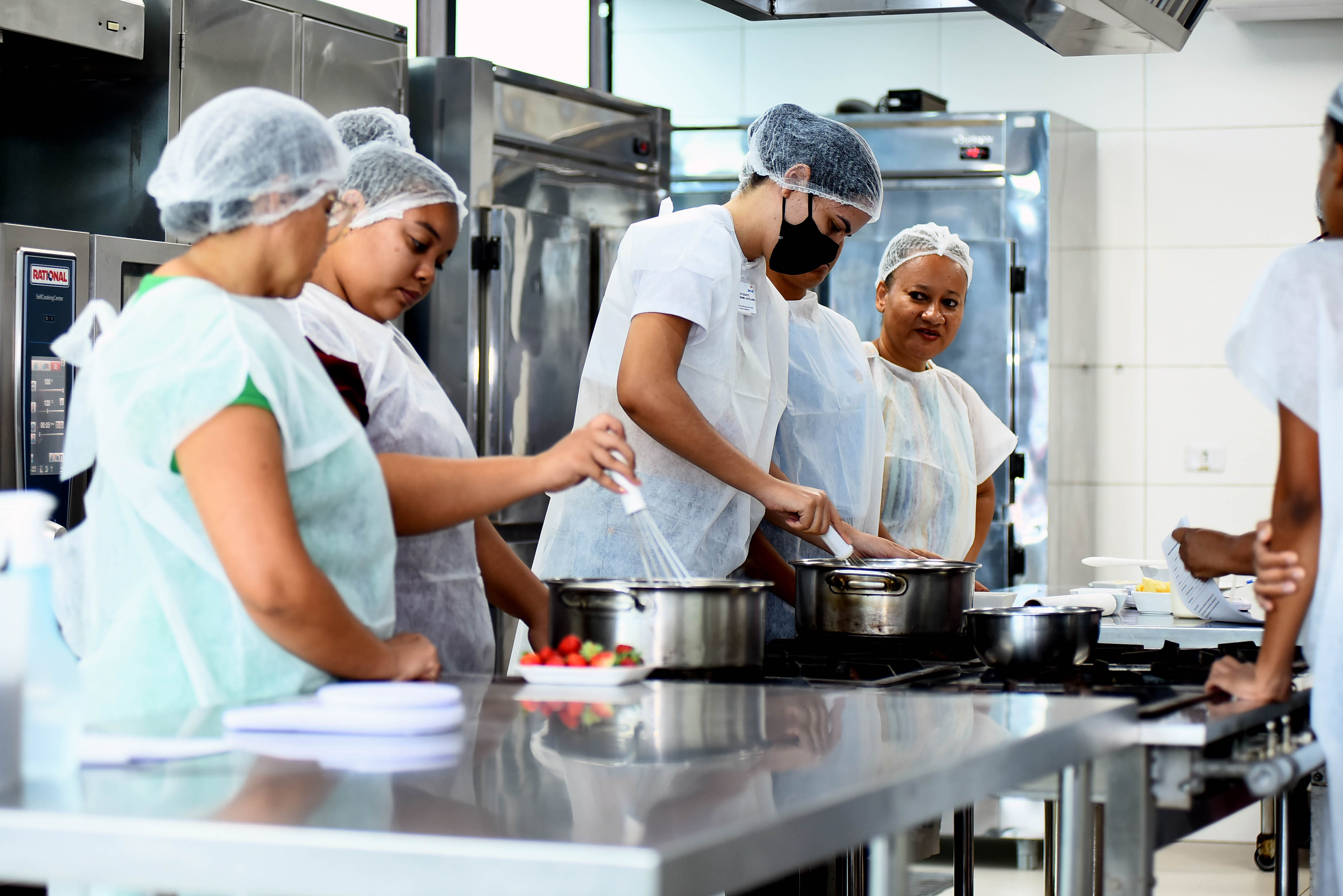 Curso gratuito de Doces Finos possibilita geração de renda para mulheres