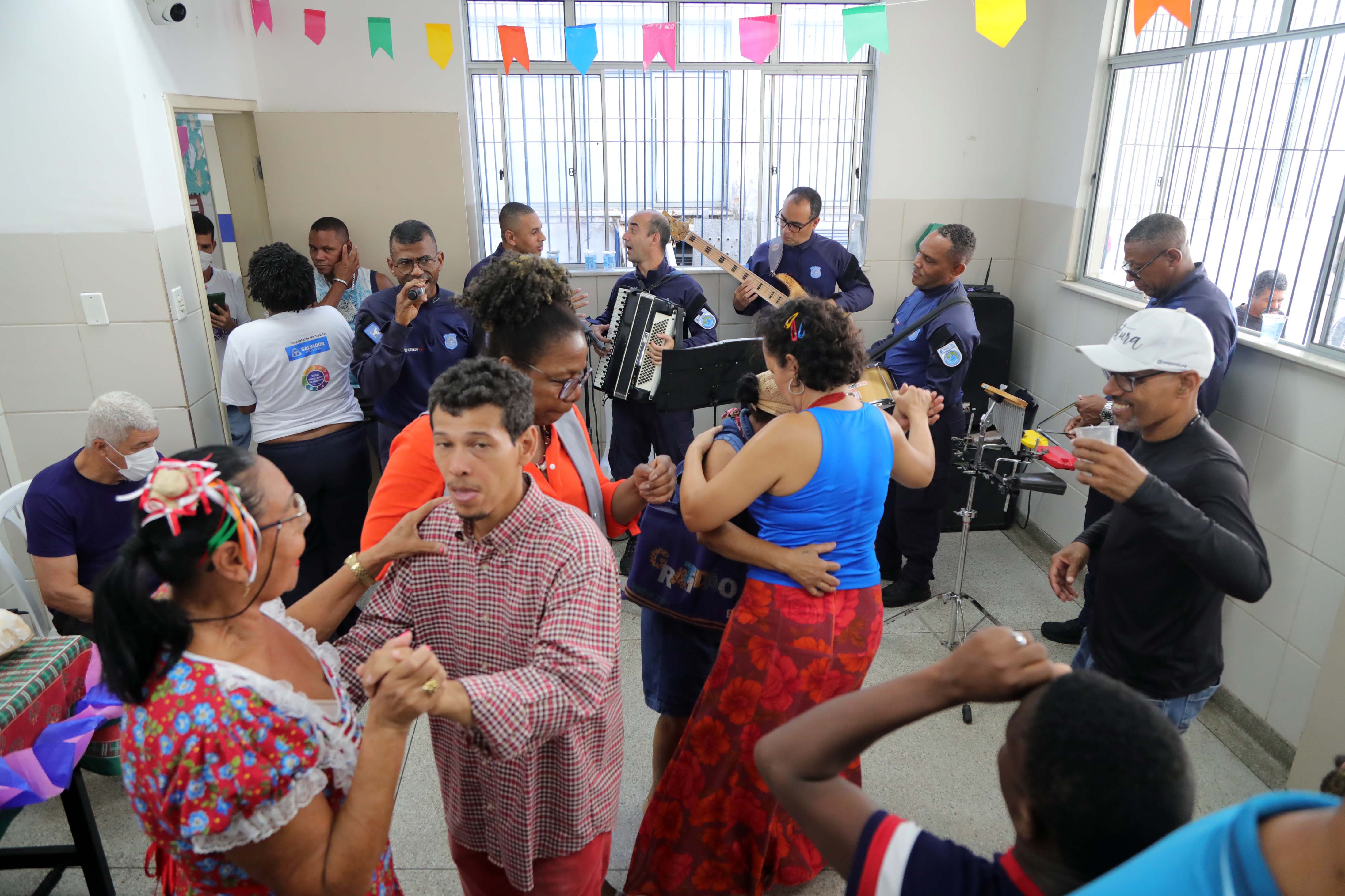 Banda de Forró da Guarda Civil de Salvador leva clima junino a pacientes de Caps