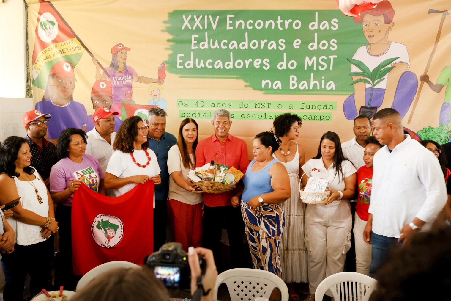 É uma pauta conjunta do Estado com os movimentos e os Municípios para que quem mora no campo possa ter terra, água e estrada pavimentada