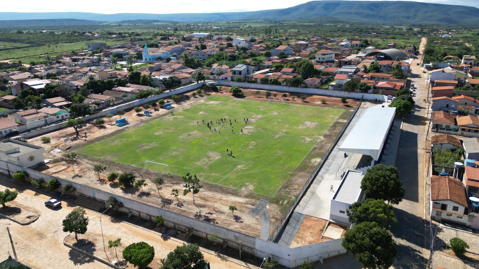 Reforma do Estádio Municipal de Cordeiros garante futuro promissor para jovens jogadores da cidade