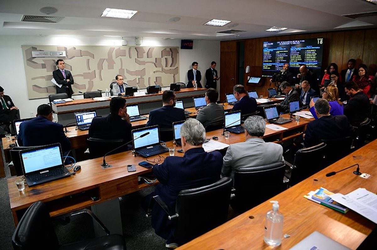 CCJ do Senado aprova penas de 20 a 40 anos para crime de feminicídio; veja outras medidas