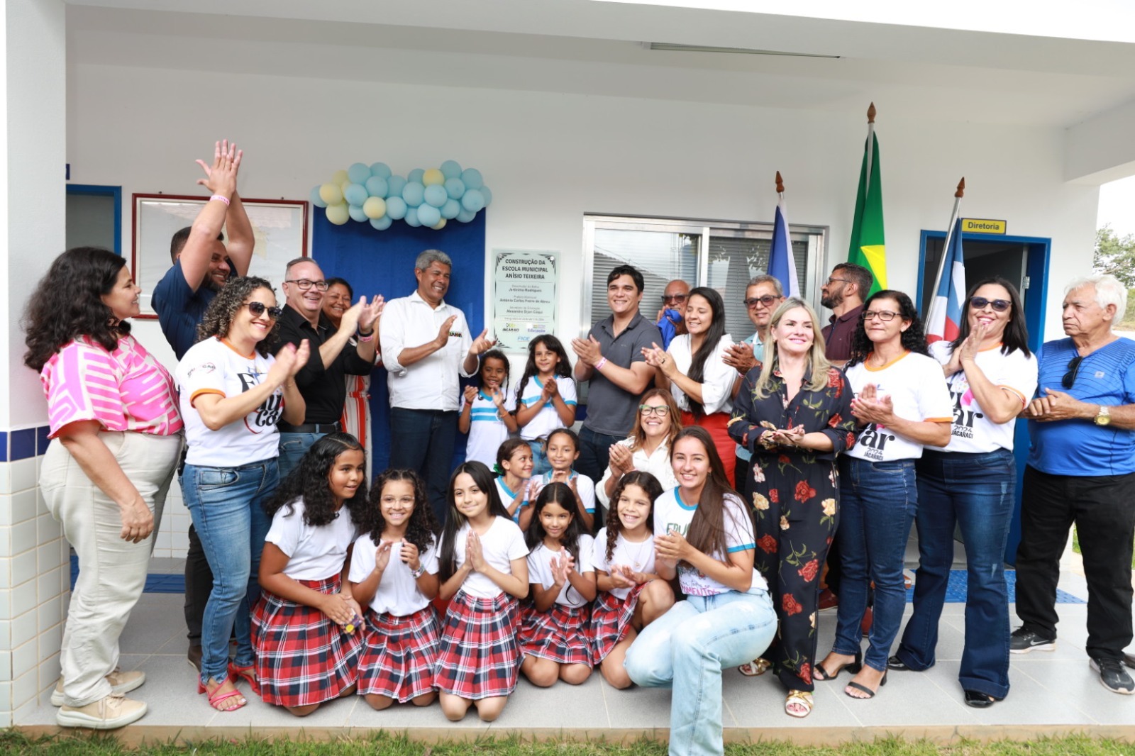 Entregas do Governo do Estado facilitam acesso à educação por estudantes das zonas rurais e garantem mais infraestrutura viária e hídrica para Jacaraci