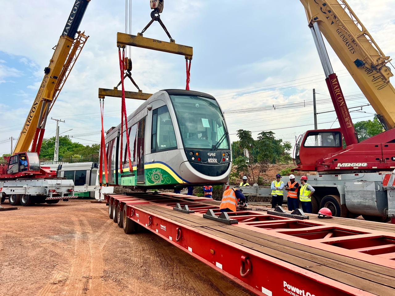 Trens do VLT de Salvador e RMS começam a ser transportados para procedimentos na fábrica em São Paulo