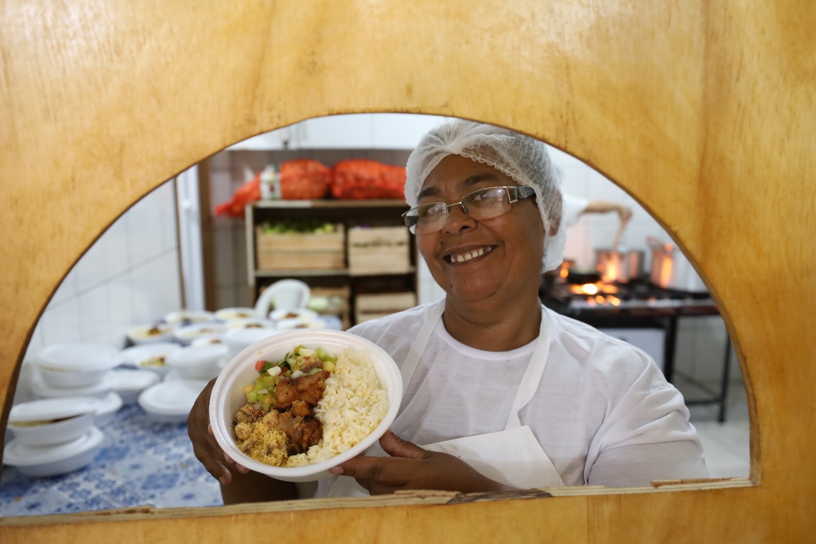 Bahia Sem Fome: Cozinhas comunitárias começam entrega de refeições para população em vulnerabilidade social de 14 municípios