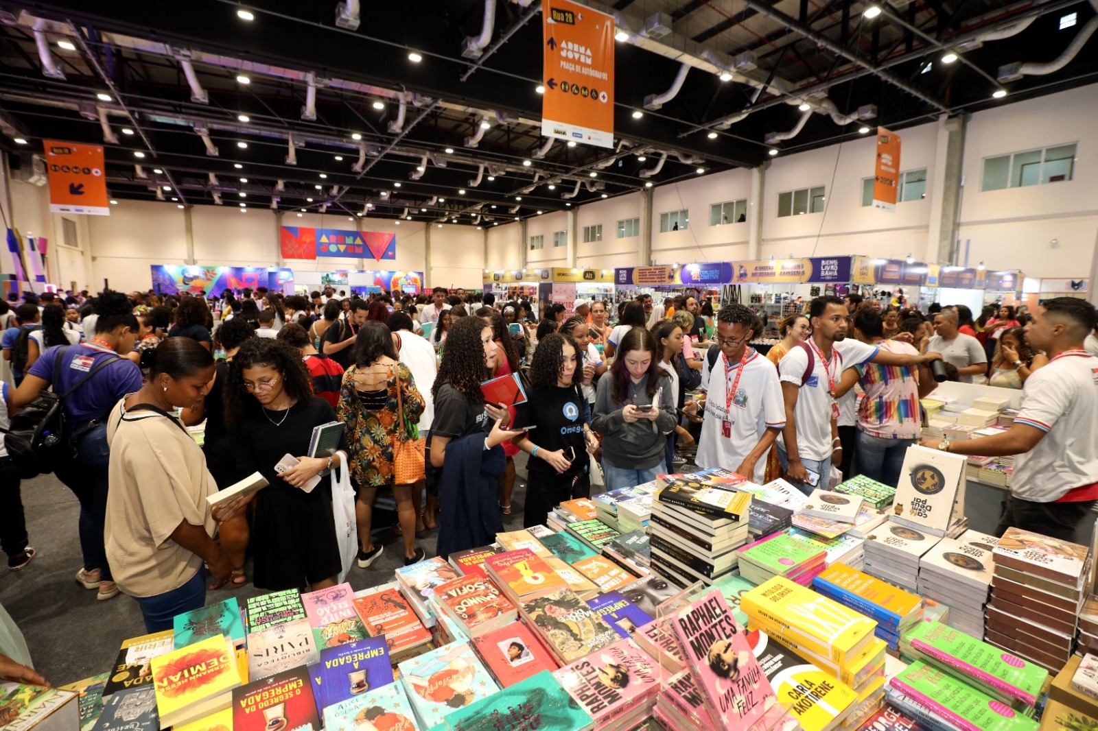 Estudantes e educadores da rede estadual movimentam Bienal do Livro da Bahia