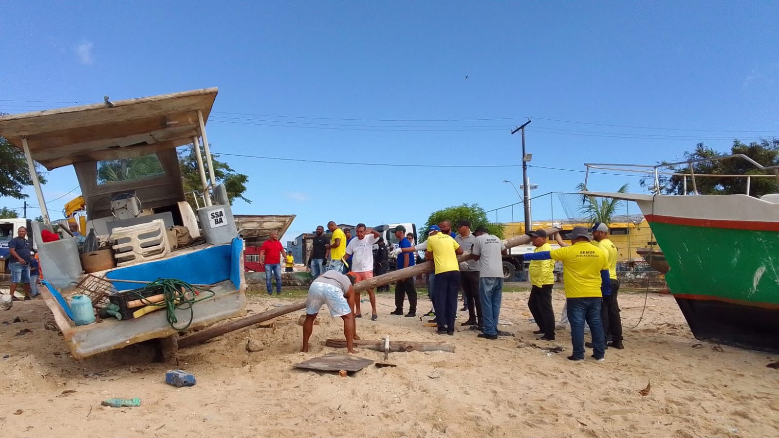 Semop promove operação conjunta para remoção de embarcações em área irregular