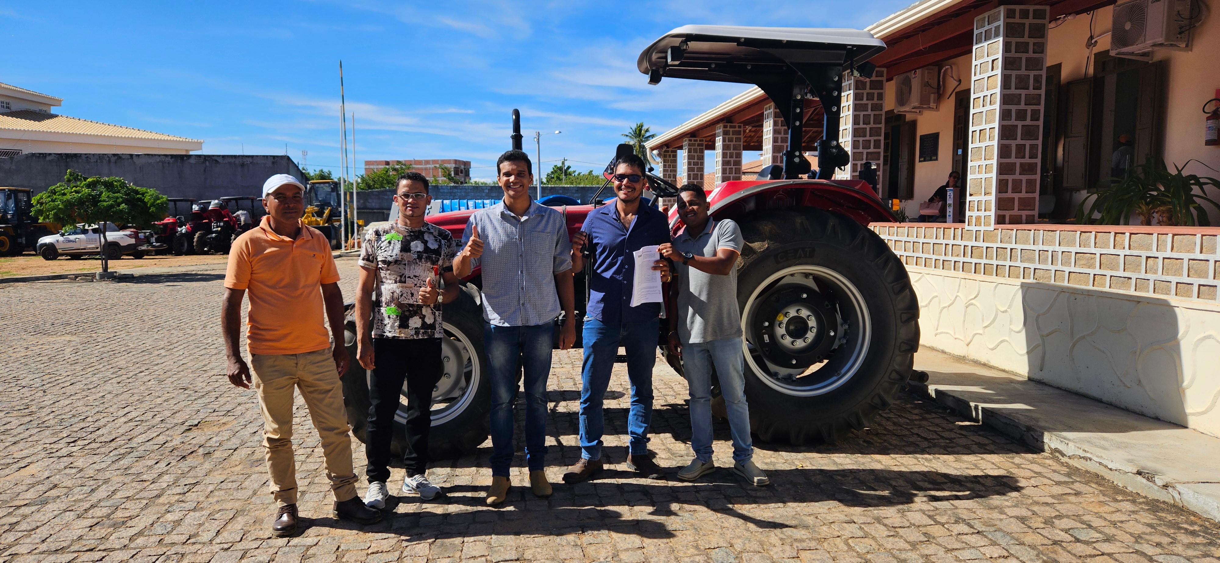 Márcio Marinho encaminha trator para auxiliar produtores de banana da cidade de Serra do Ramalho-BA