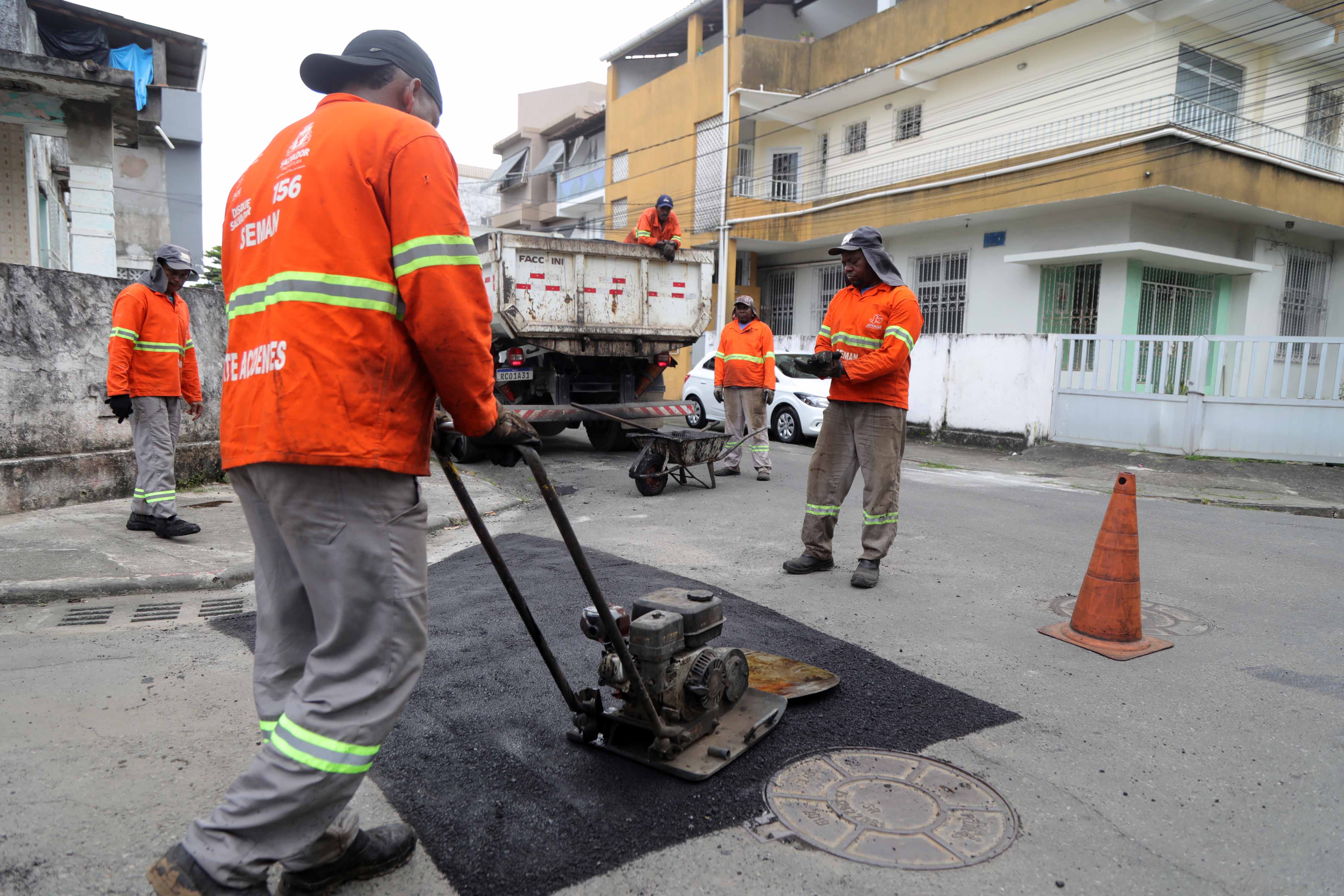 Operação Tapa-Buracos aplica 50 mil toneladas de asfalto no primeiro semestre de 2024