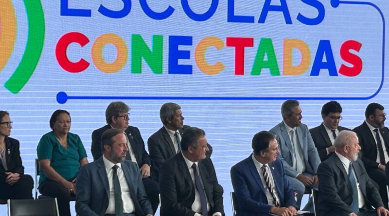 Ao lado de Lula e ministros, Jerônimo participa do lançamento de plano para ampliar conectividade nas escolas