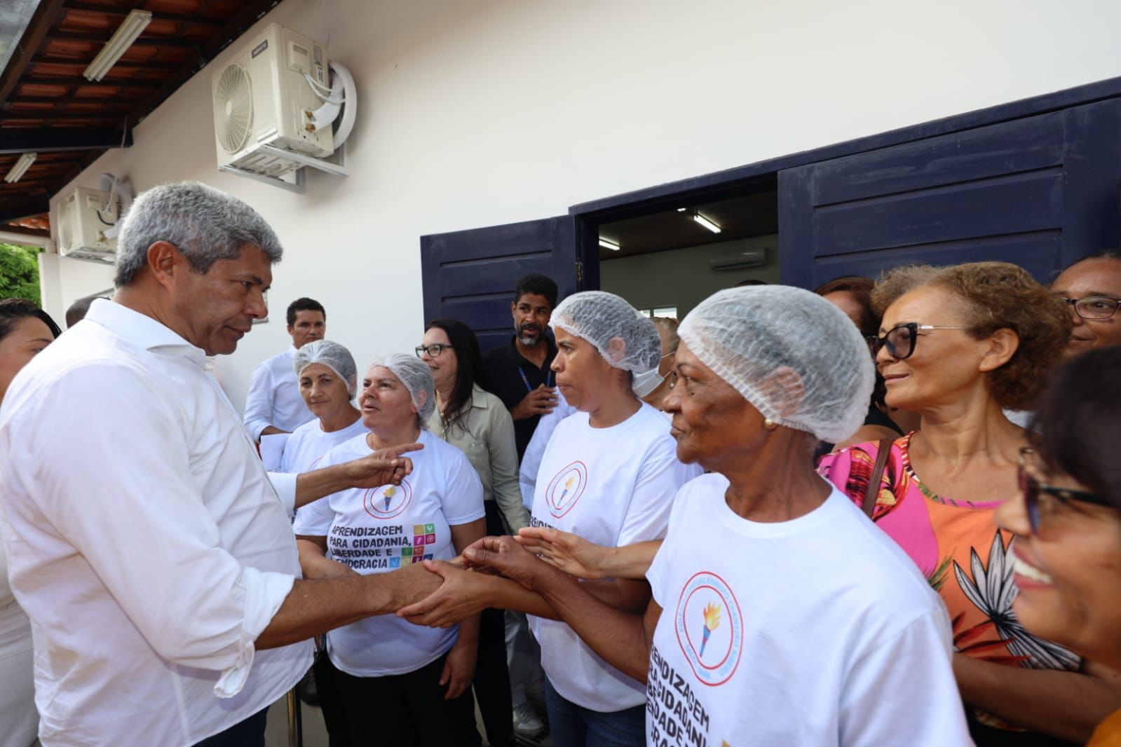 Com a missão de melhorar cada vez mais a educação da Bahia, Jerônimo inaugura escola em Saúde