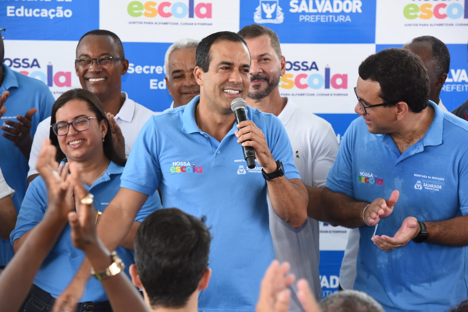 Prefeitura entrega 1ª escola municipal com piscina semiolímpica e anuncia inauguração de outras cinco novas unidades