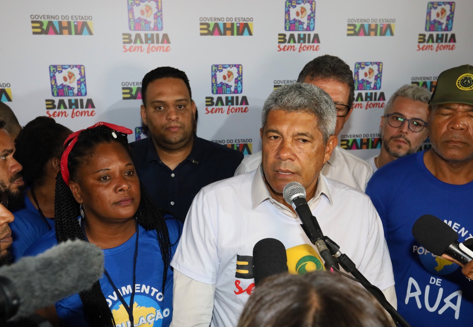 Jerônimo participa da primeira entrega de alimentos do programa Bahia Sem Fome