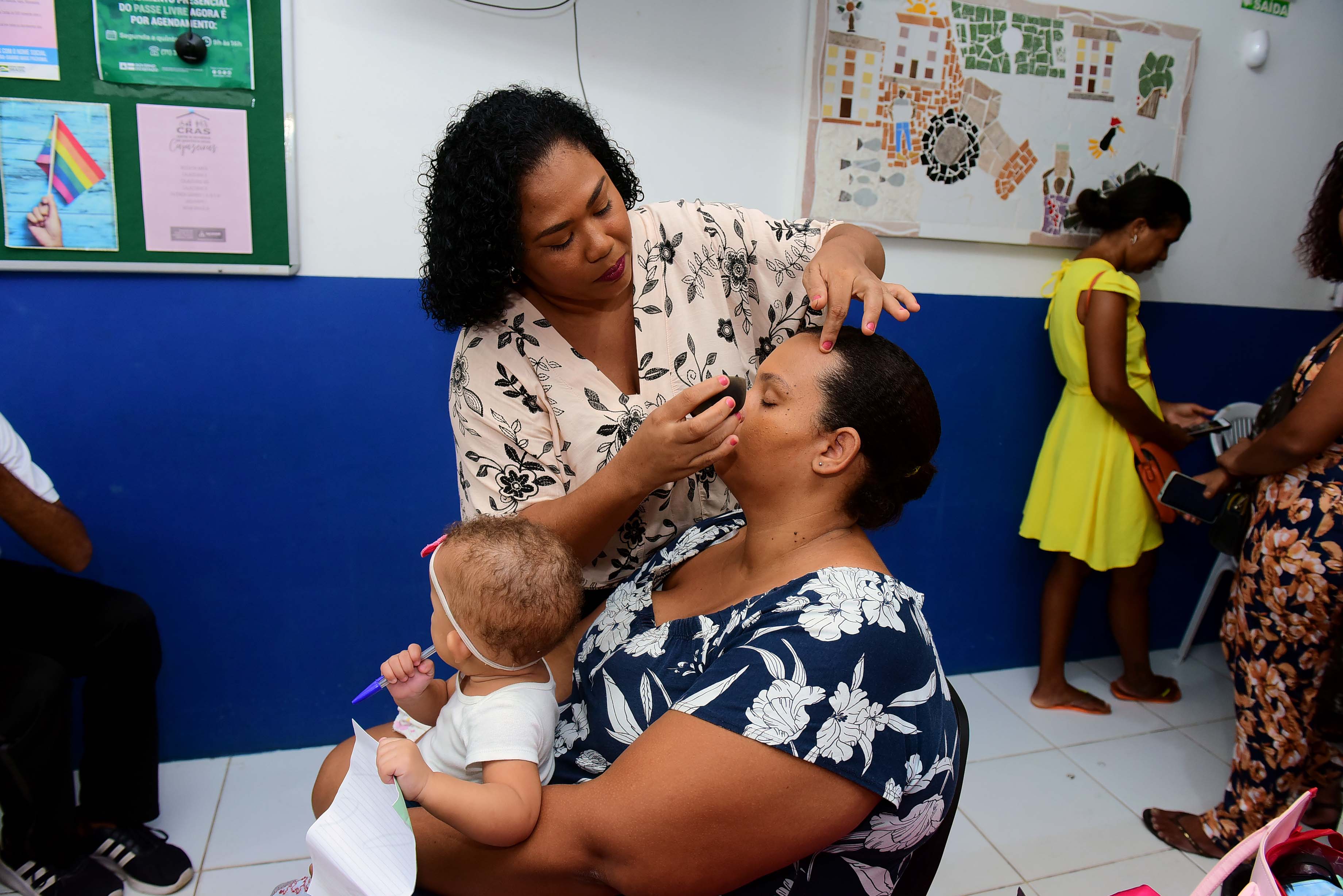 Mulheres assistidas pelo Cras Cajazeiras XIII participam de oficina gratuita de automaquiagem