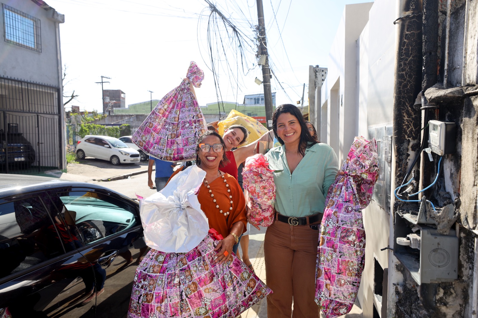 Servidores da Secom-BA trocam festa de Natal por doações a crianças e idosos