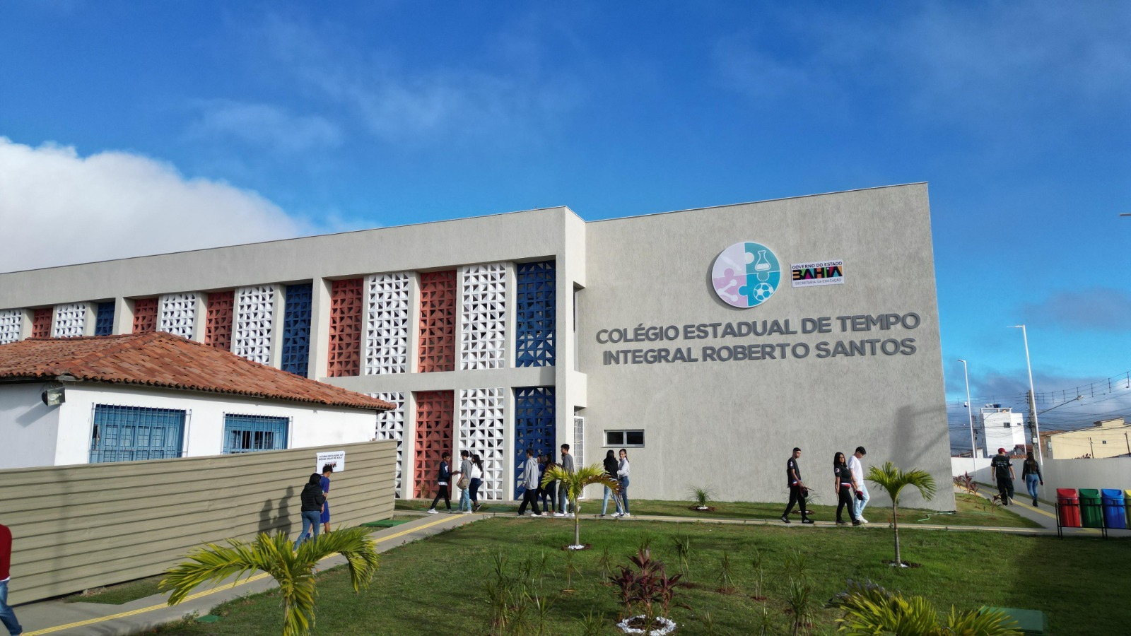 Colégio de tempo integral inaugurado em Poções, neste sábado (6), conta com 24 salas e atenderá mil estudantes