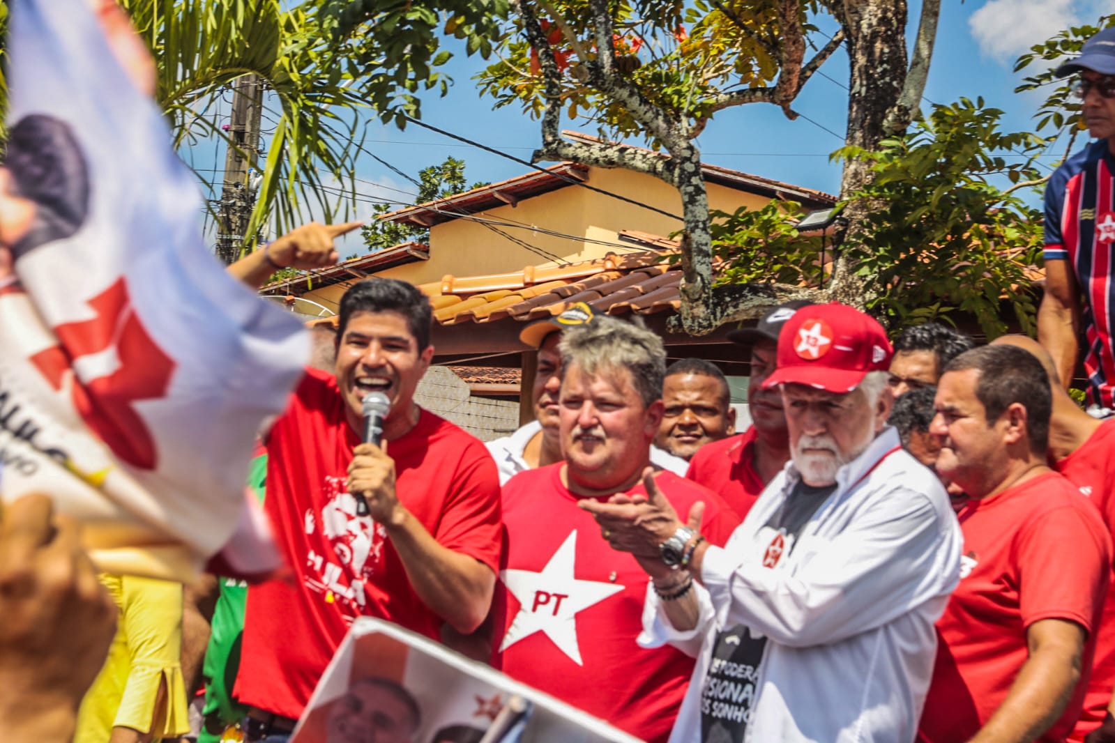 Com a presença de Jaques Wagner, Paulo Henrique  realiza primeira carreata em Mata de São João