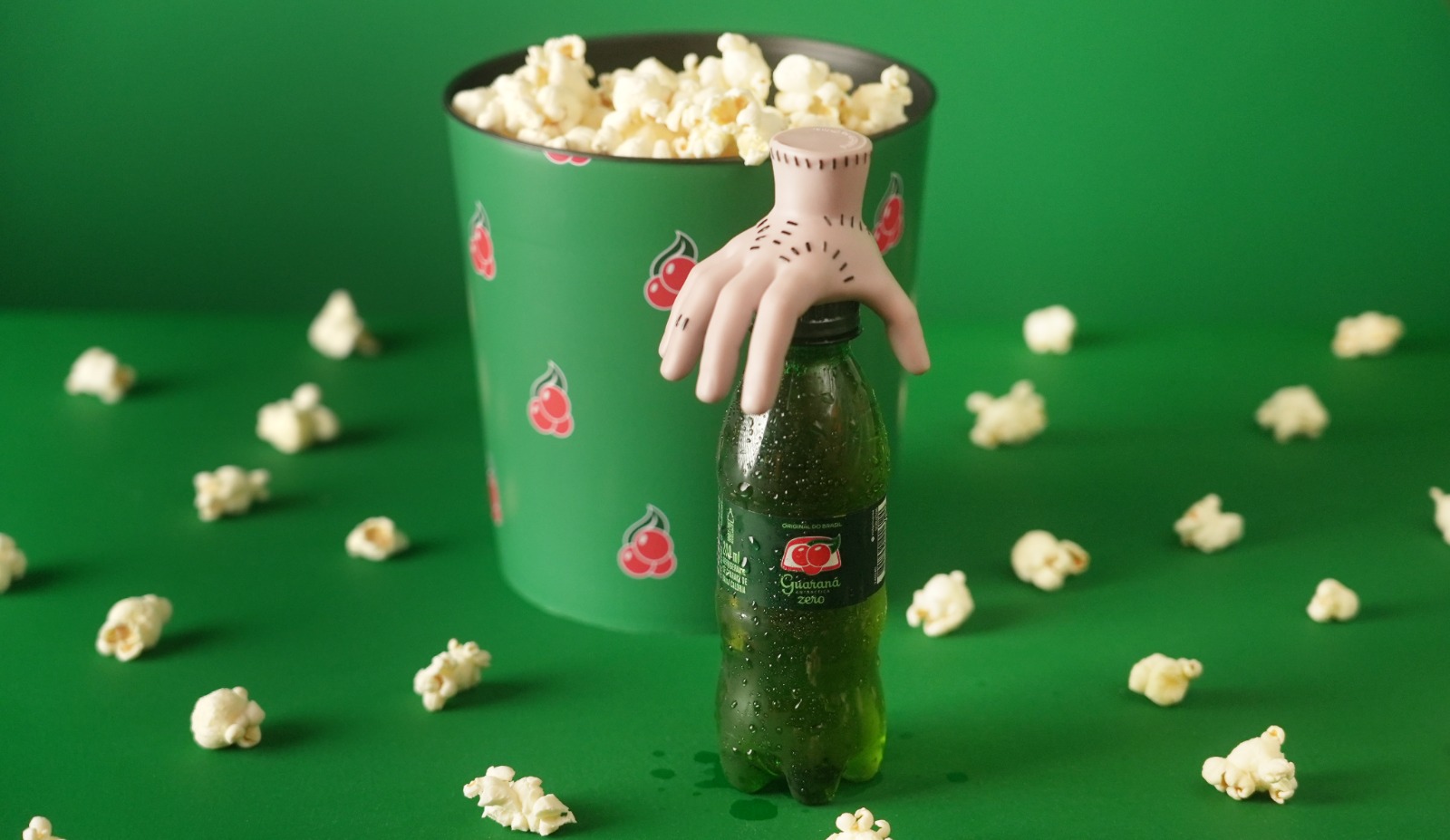 Guaraná Antarctica traz de volta sucesso dos anos 2000 e surpreende fãs com a dupla “caçulinha + brinde”: agora é o “Mãozinha”, da série Wandinha