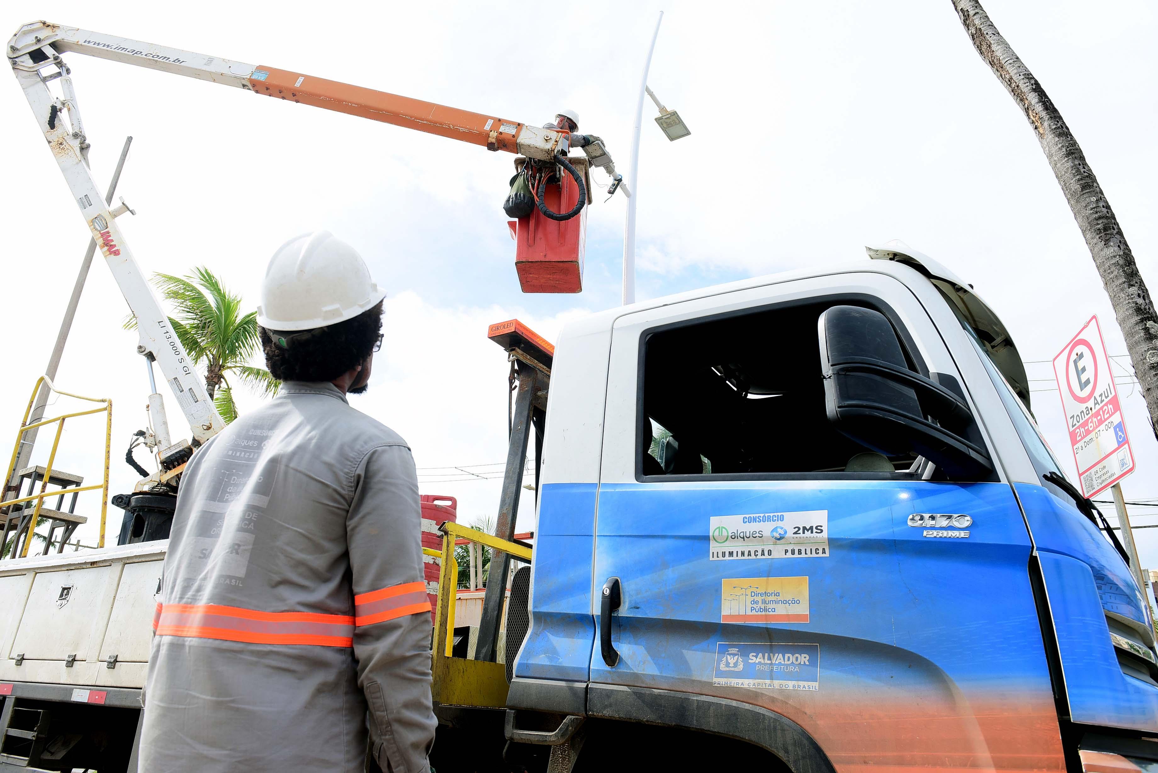 Cai número de abertura de protocolos de manutenção da iluminação em Salvador