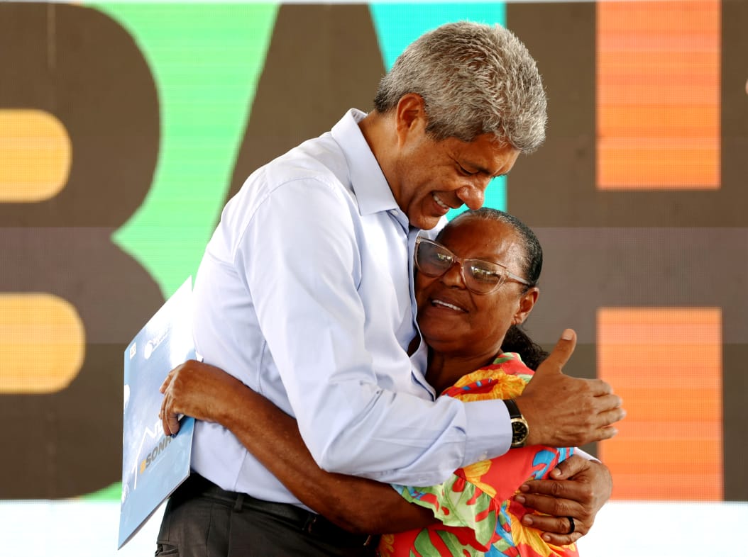 Governador Jerônimo Rodrigues entrega títulos de regularização fundiária no Residencial Mangueira III, beneficiando 97 famílias dos Alagados, em Salvador