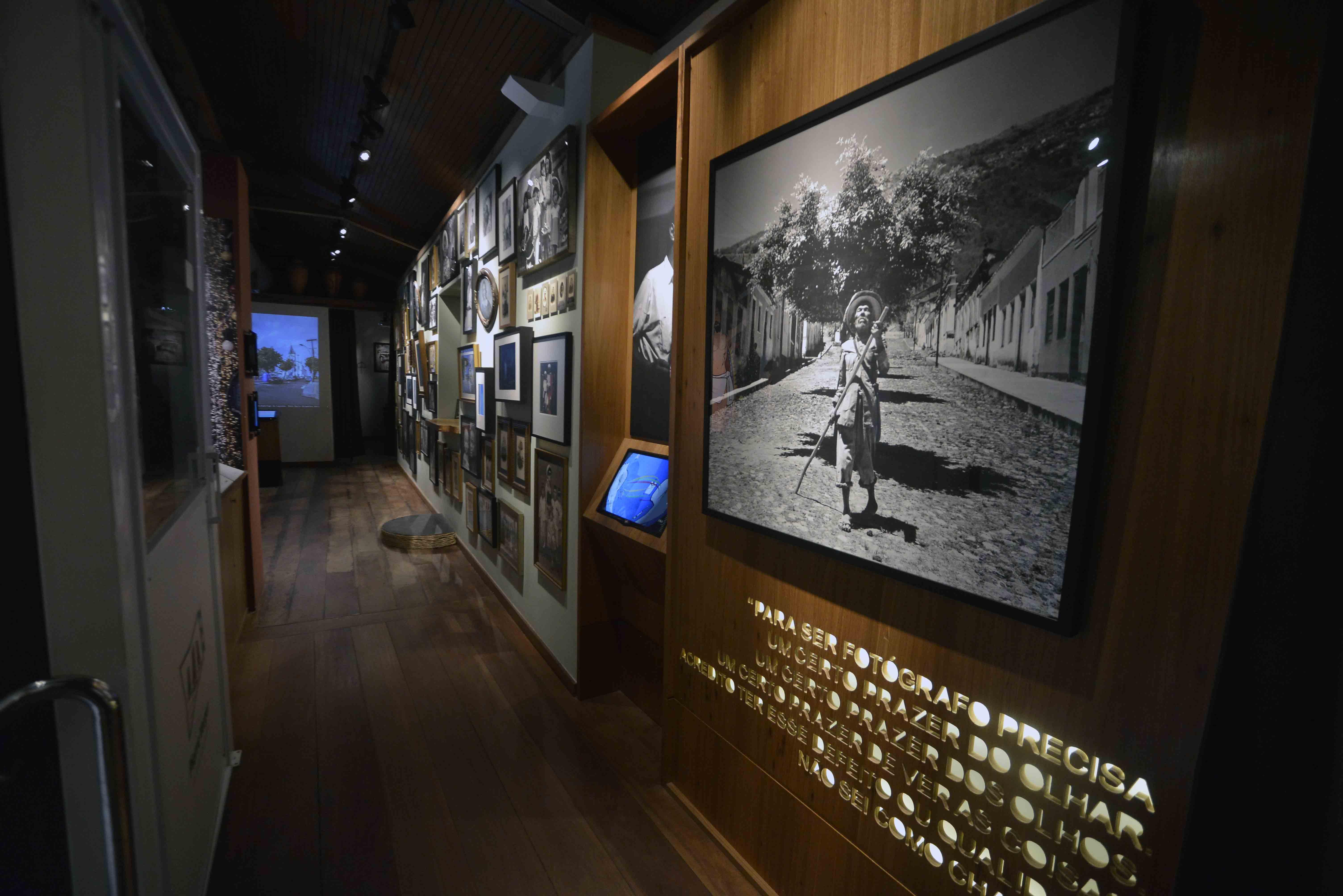 Nos fortes do Porto da Barra, residem trabalhos, memórias e histórias de dois artistas que não nasceram na Bahia, mas que a adotaram de coração. No Forte São Diogo, encontramos o Espaço Carybé de Artes, dedicado a Hecctor Julio Páride Bernabó (Carybé), um argentino com alma soteropolitana e que deixou uma marca significativa na história das artes plásticas brasileiras. No Forte Santa Maria, vemos o Espaço Pierre Verger da Fotografia Baiana, em homenagem ao francês Pierre Edouard Leopold Verger, que também se apaixonou por Salvador e se tornou um dos fotógrafos mais importantes do nosso país. Dada a proximidade artística e pessoal entre eles, é justo que os espaços dados aos seus trabalhos sejam vizinhos.       Abertos desde 2016, o Espaços Carybé e o Pierre Verger são geridos pela Prefeitura de Salvador, através da Secretaria Municipal de Cultura e Turismo (Secult). A supervisora dos equipamentos culturais, Simone Lopes, ressalta que tem sido realizado um trabalho de dinamização desses locais, buscando revitalizá-los como parte de uma ação renovadora para a cidade.       “Os espaços culturais possuem agendamentos e realizam atividades temáticas pontuais, especialmente relacionadas a datas comemorativas. Os espaços da Prefeitura têm se empenhado em promover mensalmente essas dinamizações para que a sociedade perceba que esses locais podem ser ocupados e apreciados de diversas formas, não apenas por meio de visitações, mas também em outros encontros que abordam assuntos específicos”, completa.       Mergulho nos traços de Carybé – Carybé nasceu em 1911, em Lánus, distrito fronteiriço com Buenos Aires, na Argentina. Ele foi jornalista por formação, pintor, gravador, desenhista, ilustrador, mosaicista, ceramista, entalhador e muralista por paixão. Filho de pai cigano, tinha seis meses quando sua família se mudou para a Itália, onde ficou até os seus nove anos. Em 1920, passou a morar em Bonsucesso, bairro na zona norte do Rio de Janeiro. Quando completou 19 anos, voltou para a Argentina.        O artista aprendeu a desenhar em casa, vendo os irmãos mais velhos Arnaldo e Roberto, que eram pintores. Começou a carreira como cartunista, mas resolveu migrar para as tintas e pincéis. Em 1936, fez sua primeira exposição. Em 1938, veio à Bahia a trabalho, quando se apaixonou à primeira vista por Salvador, pela cidade e pelos costumes locais. Em 1950, voltou para morar.        “A obra dele muda a partir disso, para retratar nossa cultura. Ele pintou as festas de largos, no Rio Vermelho, no Bonfim, pintou o dia a dia dos terreiros. O grande diferencial do Carybé foi retratar a beleza daquilo que nós nem percebemos mais no nosso cotidiano”, pontua Jessica Freitas, mediadora e historiadora do Espaço Carybé de Artes.       Em uma entrevista à crítica de artes, membro da Associação Brasileira de Críticos de Arte e da Associação Internacional de Críticos de Arte, Matilde Matos, respondendo o porquê escolheu a Bahia como morada e como retrato de suas obras, Carybé diz: “Porque gostei. Procurei pra burro na América do Sul (o México eu ainda não conhecia) e encontrei o Peru e a Bolívia, que como aqui, são lugares de caldeamento, mas todos dois são muito fechados, muito sérios. A Bahia é alegre e por isso a escolhi”, expressou o pintor.       Já em 1957, se naturalizou brasileiro. Teve grande participação no cenário de renovação de artes plásticas na Bahia, ao lado de Mario Cravo Júnior (1923-2018); Genaro de Carvalho (1926-1971); e Jenner Augusto (1924-2003). Em 1981, publicou o livro Iconografia dos Deuses Africanos no Candomblé da Bahia, pela Editora Raízes. Também chegou a ilustrar livros do colombiano Gabriel García Márquez (1927-2014); Jorge Amado (1912-2001) e Pierre Verger (1902-1996), entre outros. O artista faleceu em 1997, em Salvador.       “Carybé foi um artista muito inspirador, não só por ter tido muita vontade de falar sobre o cotidiano das pessoas, mas pensar também no quanto elas podiam se ver na obra dele. Particularmente, gosto muito dessas temáticas relacionadas ao cotidiano e questões de identidade que são muito caras. Para além disso, ele inspirou muita gente a tentar, se dobrar, com sua multiplicidade de técnicas, já que em nenhum momento fez algo engessado. Ele é importante em diversos aspectos da nossa cultura, da nossa religiosidade, fez as pessoas buscarem os Orixás, os detalhes. São fragmentos importantes, principalmente, para o povo de santo, que consegue captar essas nuances", pontua Tamiles Doralício, artista e mediadora de artes do Espaço.       No local, é possível encontrar esse panorama da sua biografia, dos seus trabalhos, com mais de 500 obras digitalizadas do autor, através de uma experiência lúdica, onde os visitantes podem ter acesso a diversas pinturas, murais e materiais do artista, além de permitir momentos interativos em que você pode ser um personagem 3D do Carybé e até sentir que está pintando um quadro original do mesmo.       "É bem interativo. A gente viu informações sobre biografia, produção intelectual e artística do Carybé. É a primeira vez que estou vindo e fiquei bem impressionado com a interação e o nível de organização aqui do espaço", expressa Lucas Rodrigues, turista vindo de Teresina, Piauí.       O local é composto por uma exposição totalmente virtual, onde é possível observar projeções das pinturas nas paredes, totens digitais com acesso ao acervo do autor, com informações biográficas da vida dele, é possível ver a réplica da mesa de pintura em que o mesmo trabalhava, painéis interativos, além de contar com duas mediadoras que fazem um tour guiado pela vida e obra do artista, como mostrado acima.       "A gente faz uma proposta de mediação, apresentando primeiro o que é o espaço de exposição digital, que difere da mediação de conteúdo físico. Primeiramente, é importante sinalizar e orientar o visitante de que se trata de um tour diferenciado, um momento de experimentar um museu digital. Vou mostrar o que temos em nosso acervo, que só está disponível devido à facilidade da digitalização. Por exemplo, os trabalhos de caderno do Carybé e as obras que ele não chegou a finalizar. Dessa forma, vou construindo com eles a noção de quem foi e o que temos do acervo dele aqui”, esclarece Jessica Freitas.       As imagens e influências de Verger – Verger aprendeu a fotografar com Pierre Boucher (1908-2000), em 1932, quando adquire sua primeira Rolleiflex. Desde então, colaborou com diversos jornais e revistas americanas, latinas e europeias, como Paris-Soir, em 1934; Daily Mirror, de 1935 a 1936; Life, em 1937; Match, em 1938; Argentina Libre e Mundo Argentino, em 1941 e 1942; e O Cruzeiro, de 1945 até fins dos anos de 1950.       Em 1946, chega em Salvador para ficar. A partir desse momento, se encanta pela história, local e começa a se dedicar a registros e pesquisas das religiões de matrizes africanas e a cultura afro-brasileira. Suas fotografias se baseiam no cotidiano do povo baiano, do dia a dia dos terreiros e dos trabalhadores, pescadores e tantos outros. Se tornou um especialista na questão da diáspora africana e da religião iorubá, tendo publicado livros e diversas fotografias voltadas à temática. Em viagens de estudo sobre o assunto a Benim, na África ocidental, torna-se um iniciado no culto de divinação, com o insigne título de Fatumbi (renascido na graça de Ifá).       Em 1966, ele concluiu seus estudos de doutorado na Sorbonne (Paris, França), com uma tese que abordava o tráfico de escravos entre o Golfo do Benin e a Bahia nos séculos XVII ao XIX. Em 1974, ele ingressou como professor na Universidade Federal da Bahia (Ufba) e desempenhou um papel fundamental na criação do Museu Afro-Brasileiro, que foi inaugurado em 1982, em Salvador. Desde 1989, a Fundação Pierre Verger tem a responsabilidade de preservar seus 62 mil negativos fotográficos, sua extensa biblioteca e seu arquivo pessoal, além de difundir seu valioso legado nas áreas de antropologia e fotografia.       “O trabalho de Verger tem uma contribuição significativa para a compreensão da cultura material do povo negro. Suas fotografias desempenham um papel fundamental nesse contexto, especialmente quando se trata das materialidades do candomblé, que são elementos mais efêmeros. As fotografias de Verger são documentos extremamente importantes, preservados ao longo dos anos, e revelam muito sobre a realidade da Bahia nas décadas de 40, 50 e 60, durante o período em que ele esteve presente na região. Sua contribuição foi essencial para a preservação da imagem de uma Bahia que muitos afirmam não existir mais, mas que persiste por meio de sua cultura e da religião”, afirma Bruno Santos, estudante de museologia e mediador do Espaço.       No Espaço Pierre Verger de Fotografia Baiana, é possível encontrar trabalhos de mais de 100 fotógrafos baianos ou que fixaram residência na Bahia, além de um acervo disponibilizado pela Fundação Pierre Verger, de forma colaborativa. Da mesma forma que o de Carybé, o espaço conta com pontos de totens digitais e interativos, para que os visitantes fiquem imersos na experiência das fotografias do local.       “O espaço oferece interatividade e tecnologia, proporcionando acesso aprofundado sobre assuntos de interesse dos visitantes. Além disso, há uma parte mais contemporânea com fotógrafos atuais, apresentando fotos artísticas, experimentais e performáticas, mantendo um diálogo com o legado de Verger, especialmente em relação a questão racial. Também possuímos uma sala dedicada ao candomblé. Essa exposição é interessante não apenas para visitantes de outras cidades, mas também para os moradores de Salvador, pois apresenta fotos de vários bairros, não apenas os turísticos, permitindo que a gente se enxergue na mostra”, destaca Rany Dias, mediadora de audiovisual.       Os turistas podem experienciar registros do cotidiano do povo baiano e da cultura soteropolitana, através das fotos disponibilizadas por lá. "Estou achando o Espaço muito legal e interativo, tanto na parte descritiva, mais analógica, com as fotos, quanto na parte mais tecnológica. Eu não conhecia Pierre Verger e tem sido uma experiência incrível”, expressa Brenda Mendes Lima, vinda da cidade de São Paulo.       Amizade que transcende fronteiras – Carybé e Verger foram grandes amigos, unidos pela arte, pela fé e pelo amor à capital baiana. Eles foram contemporâneos e colaboraram juntos em diversas ocasiões durante suas vidas, tal qual outros renomados artistas que também cultivaram uma grande amizade com os estrangeiros, como o escritor Jorge Amado. Esse trio ficou conhecido como os 'Obás da Bahia'. Os três eram frequentadores do terreiro Ilê Axé Opô Afonjá, fundado em 1910 e localizado no bairro do Cabula, onde exerciam o cargo de Obá, que representam os ministros de Xangô, na tradição do candomblé.       Além disso, eles também foram grandes parceiros de Dorival Caymmi, com quem realizaram diversas colaborações ao longo de suas carreiras. Na introdução do livro “Carybé, Verger e Caymmi”, Fernando Alves (sócio presidente da PricewaterhouseCoopers – Brasil), afirma: “De origens e formações distintas e unidos por uma visão muito particular sobre os mistérios do mar e da gente da Bahia, eles descortinaram para o mundo, as cores e a cultura afro-baiana. Três artistas que só se tornaram amigos pela coragem de romper fronteiras. O legado deixado por esses grandes ‘brasileiros’ transcende suas expressões artísticas e incursiona pela característica comum de abertura ao novo e da curiosidade de culturas desconhecidas”.       Funcionamento – A curadoria do Espaço Verger da Fotografia Baiana é de Alex Baradel, diretor técnico da Fundação Pierre Verger, que divide os créditos de pesquisa/curadoria com Célia Aguiar, fotógrafa e professora de fotografia. O projeto expográfico é assinado pelos arquitetos Fritz Zehnle Jr e Rose Lima. No Espaço Carybé de Artes, a curadoria é de Solange Bernabó e o projeto expográfico da empresa Blade Design (Joãozito Pereira e Lanussi Pasquali).        Ambos os espaços têm recebido visitas de escolas públicas e particulares, além do projeto Visita Azul, que traz crianças no espectro autista para as visitas nas exposições. As agendas são abertas para as instituições que quiserem marcar para ir aos locais.       Os equipamentos funcionam de quarta a segunda, das 10h às 18h (entrada até as 17h). Os ingressos custam R$ 20 (inteira) e R$ 10 (meia), e dão direito à visitação de ambos os Espaços. Às quartas-feiras, a entrada é gratuita. Os residentes em Salvador que apresentarem comprovante pagam meia-entrada todos os dias. São proibidos alimentos e bebidas durante toda a permanência no local.