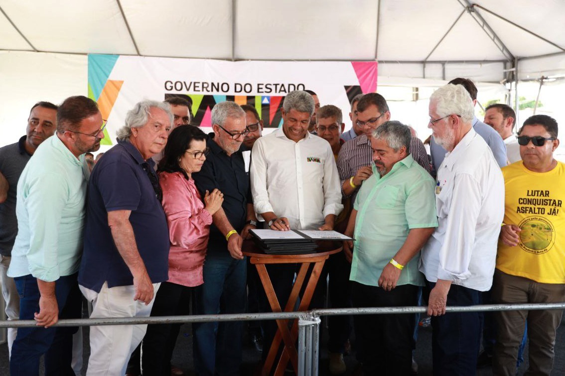 Governo da Bahia entrega equipamentos para reforçar desenvolvimento regional em Vitória da Conquista