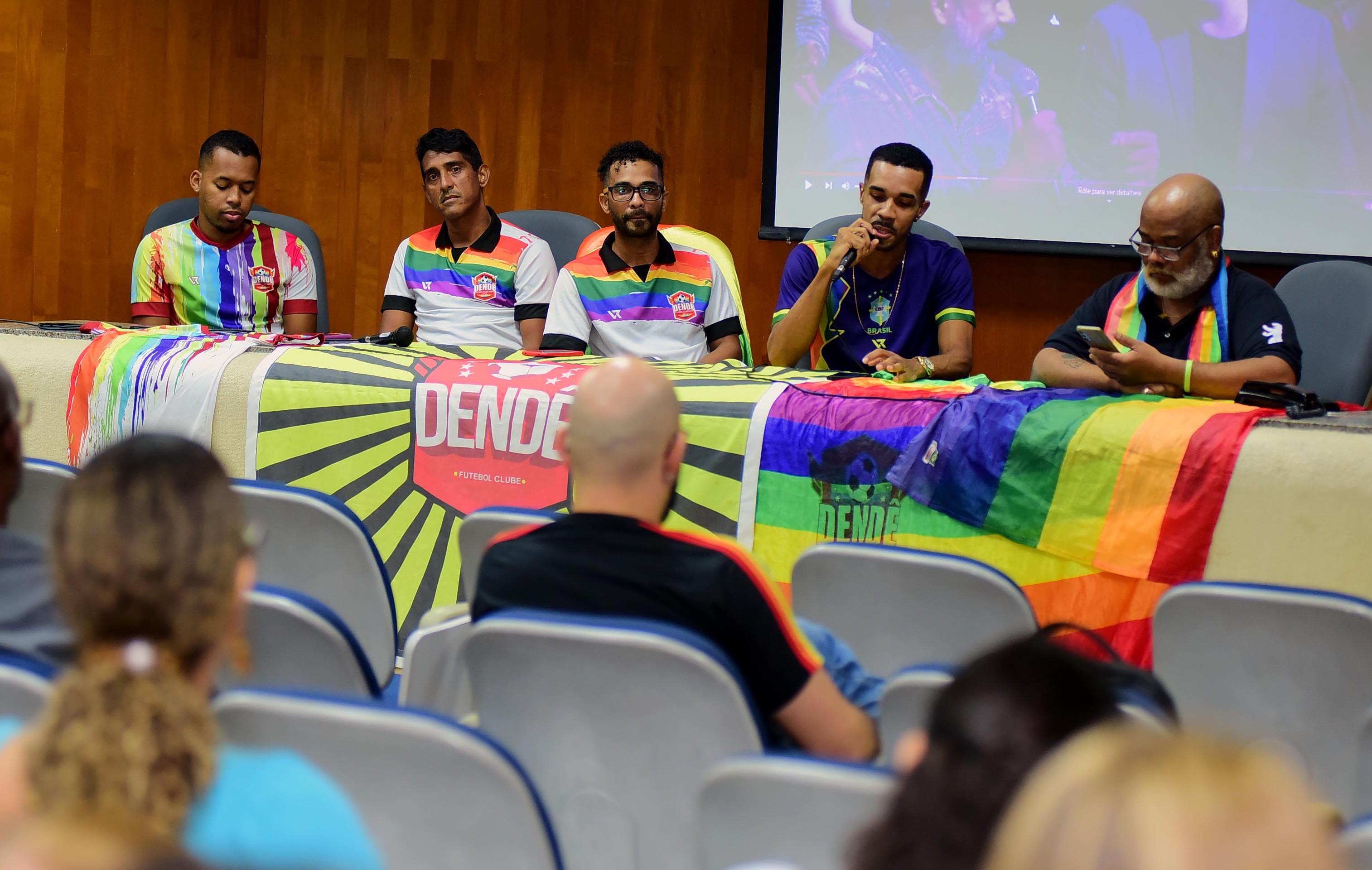 Servidores de Salvador participam de palestra sobre LGBTfobia no esporte