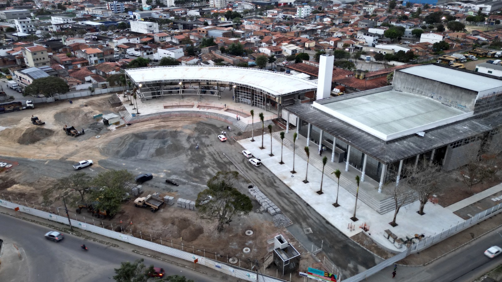 Jerônimo autoriza construção de nova escola administrada pela Uefs e visita obras do novo Centro de Convenções