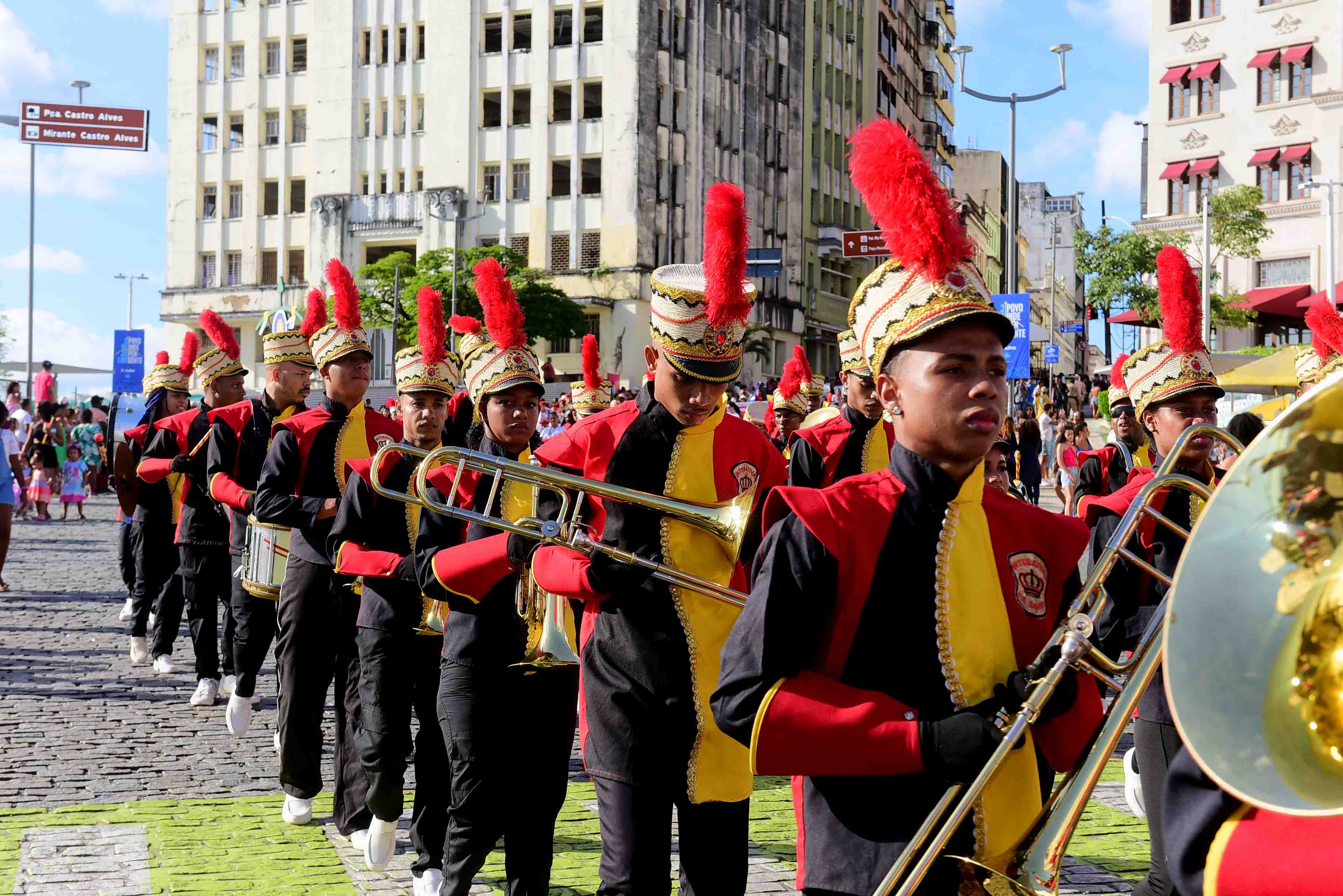 Fanfarras e balizas dão show de cores, movimentos e sonoridade no 2 de Julho